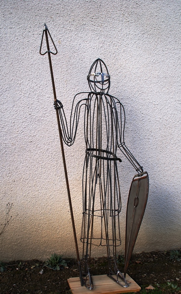 Grand chevalier du 12ème siècle avec lance et bouclier