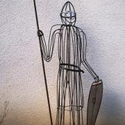 Grand chevalier du 12ème siècle avec lance et bouclier